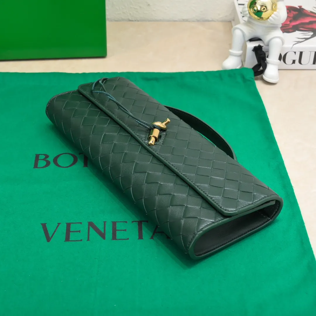 The batch of 1360 BV Andiamo evening handbags has been heavily planted again~ The designer aesthetics in the era of economic downturn are back. I fall in love with it at first sight and can't put it down. It's so beautiful and full of aura. The shape and texture are very competitive. It's light in weight and has sufficient capacity. It's a must-have for fashionistas. It's suitable for many occasions, minimalist, high-end and light luxury. Model No.: 741511 Size: 31*13*3cm